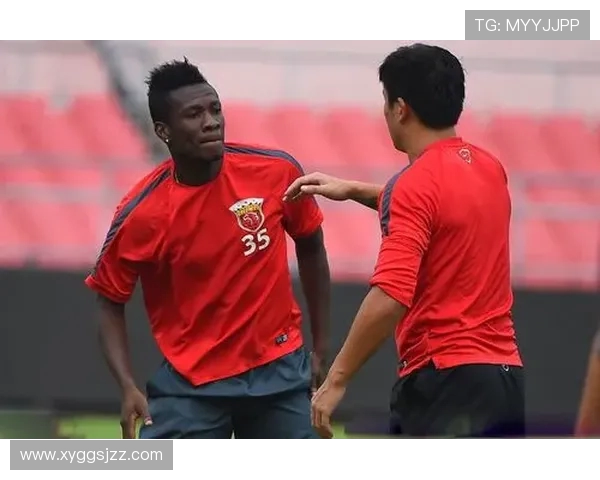 加纳传奇吉安常观看塞门约比赛视频亲自指导助力后辈成长